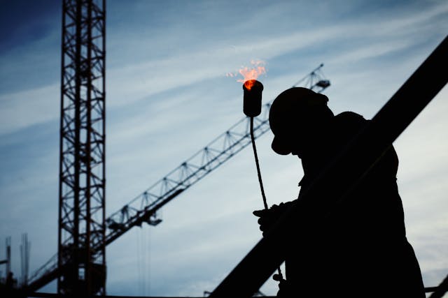 foto siluet seorang pria di tempat konstruksi