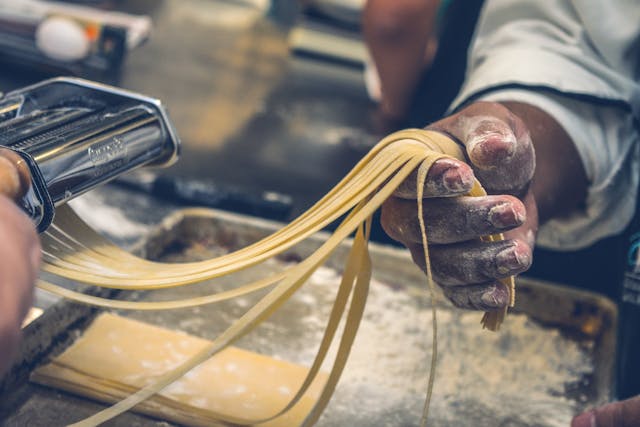 pasta yang sedang diproses di penggilingan